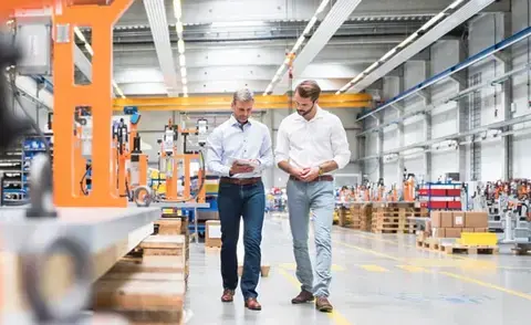 Interim Management Operations: The picture shows two operations managers in a warehouse.