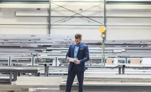 Interim Management Operations: The picture shows an Operations Manager in a production hall.