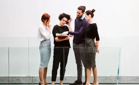 Interim Management Human Resources: The picture shows a group of HR managers in conversation.