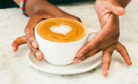 Interim Management: The picture shows how a cup of coffee is served.