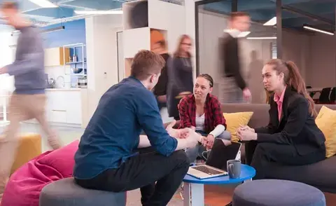 Interim management in sales: The picture shows sales employees in relaxed conversation.