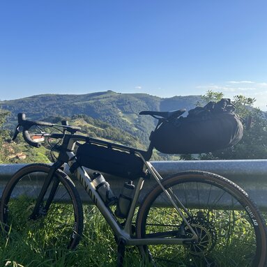 Top of the hill - schöne Aussicht ins bergige Umland